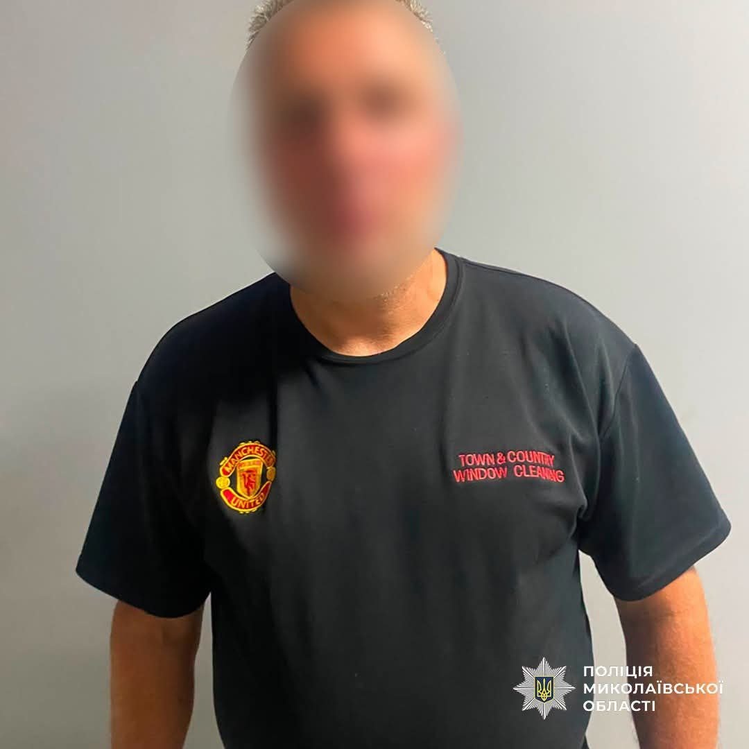 В Николаеве мужчина с пистолетом остановил мотоциклистку