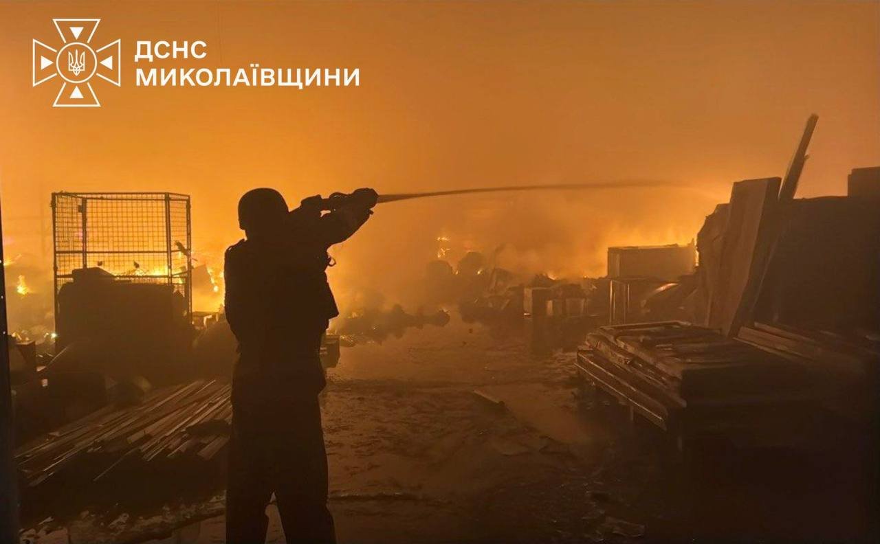 Пожары из-за обстрелов Николаев