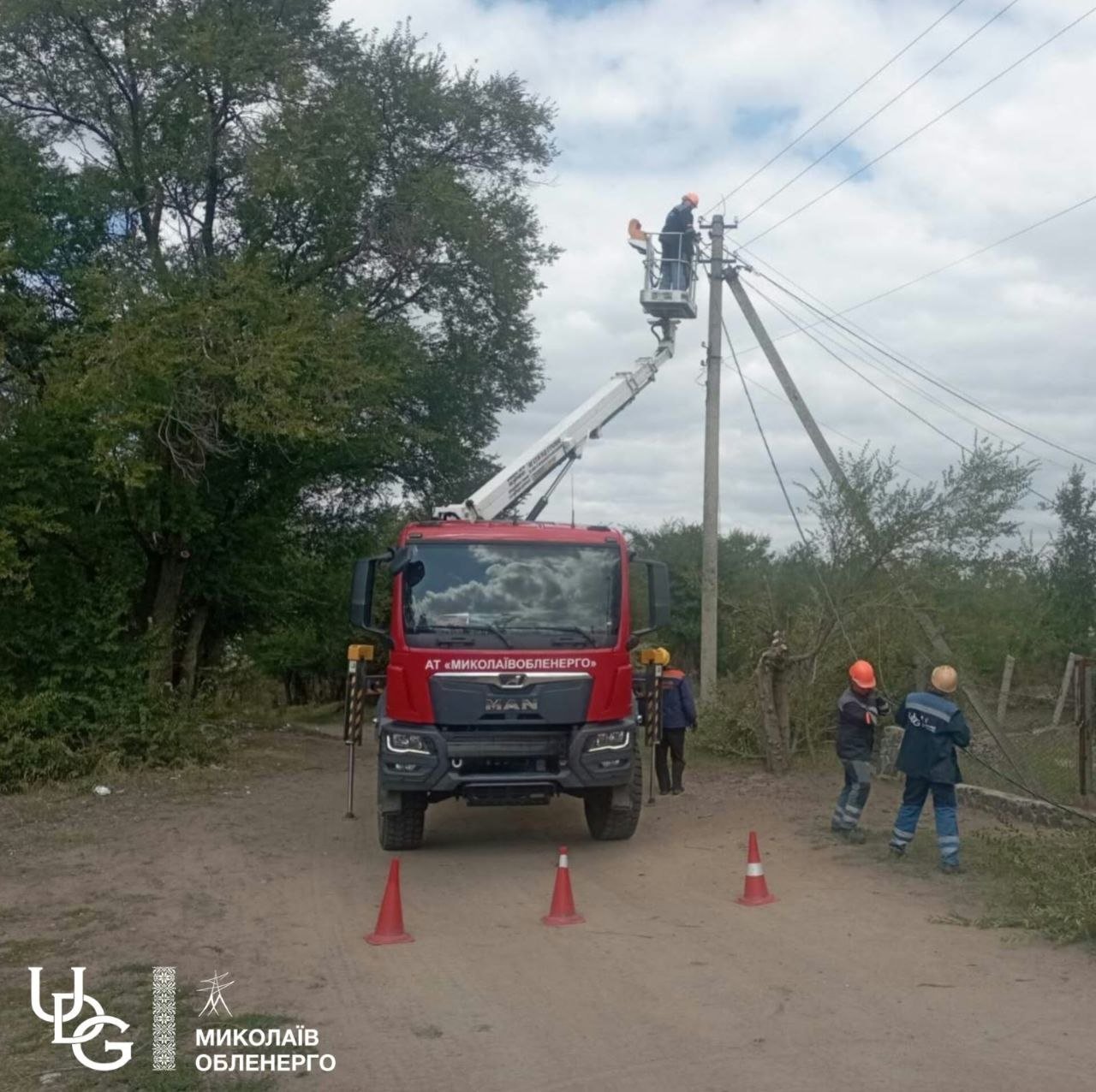 В Николаевской области ремонтируют электросети.