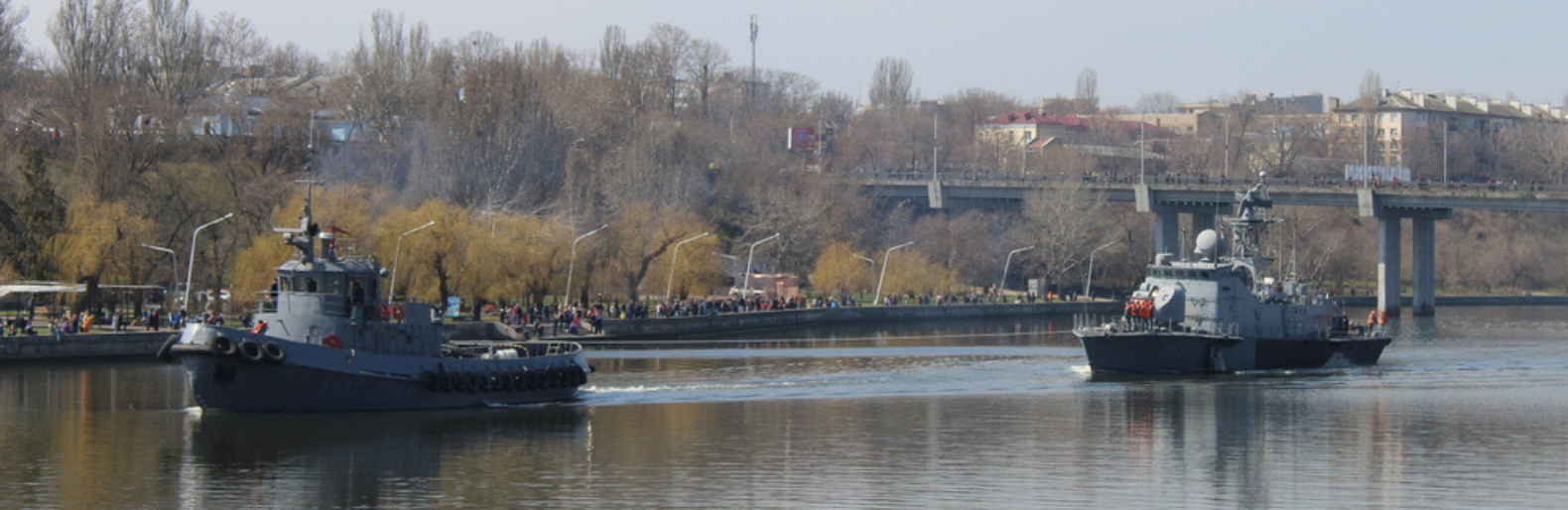 В Николаев разводили мосты: горожане встречали два корабля,- ФОТОРЕПОРТАЖ 