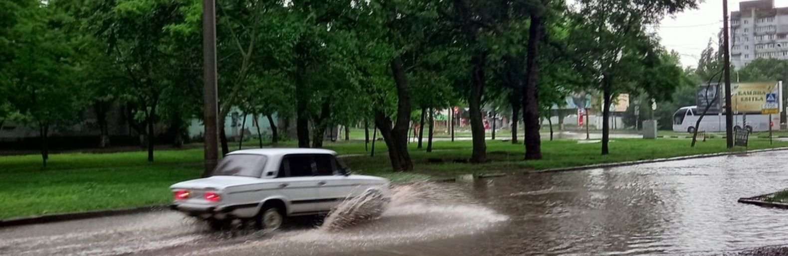 Утренняя гроза вновь заставила “поплавать” Николаев, - ФОТОРЕПОРТАЖ