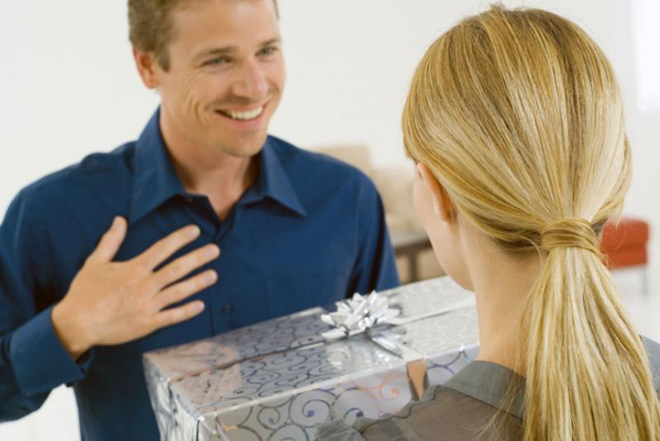 женщина дарит мужчине подарок