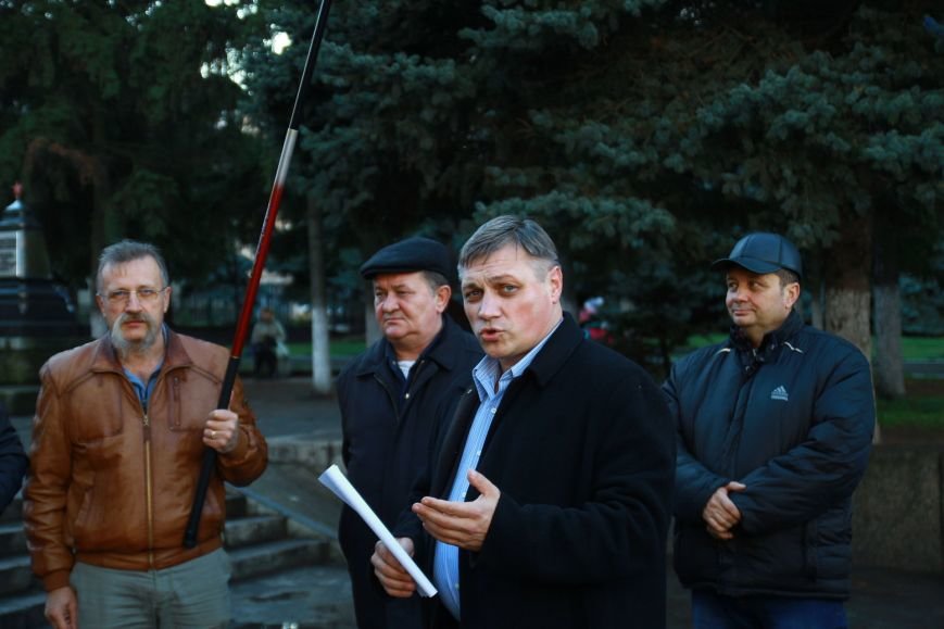 Крайний слева - глава Первомайской гор. парторганизации Виталий Каминский