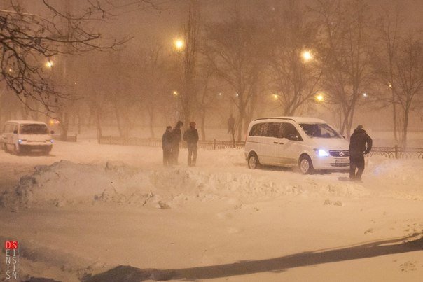 Николаевцы показали сплоченность: берут домой заложников непогоды и носят чай «застрявшим» водителям (ФОТО) (фото) - фото 1