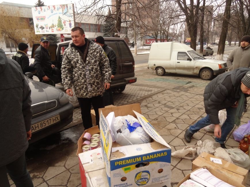 Мариуполь помогает пострадавшим в Дебальцево, где идут ожесточенные бои (ФОТОРЕПОРТАЖ) (фото) - фото 1