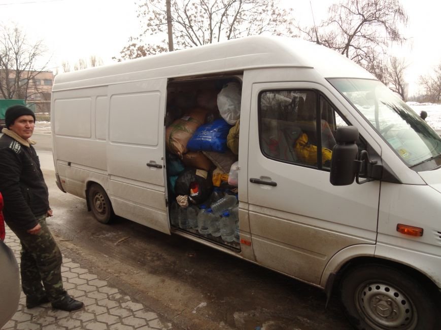 Мариуполь помогает пострадавшим в Дебальцево, где идут ожесточенные бои (ФОТОРЕПОРТАЖ) (фото) - фото 1