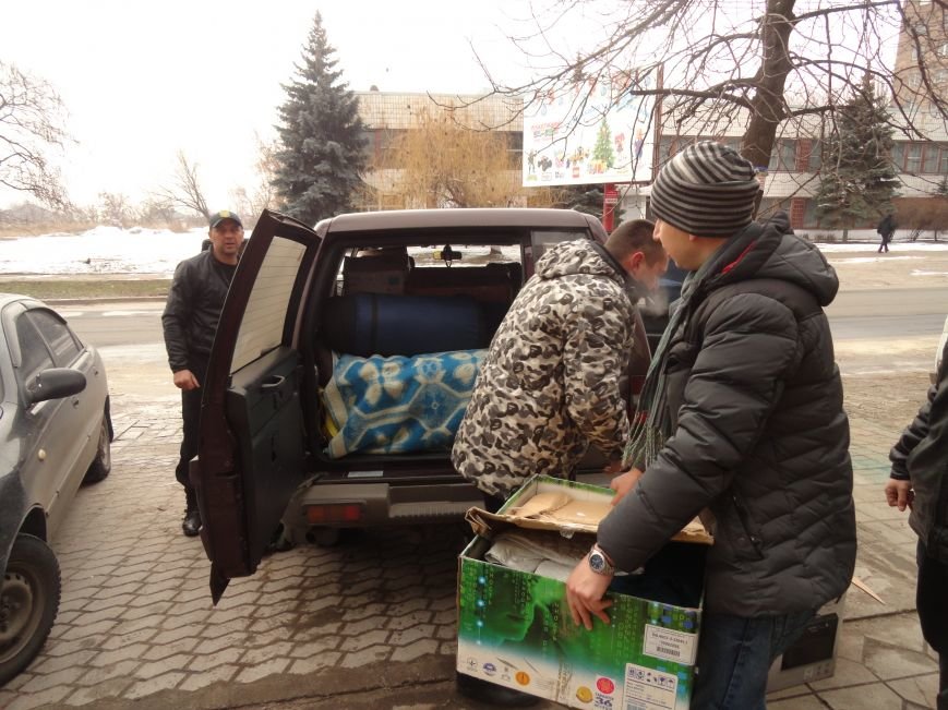 Мариуполь помогает пострадавшим в Дебальцево, где идут ожесточенные бои (ФОТОРЕПОРТАЖ) (фото) - фото 1