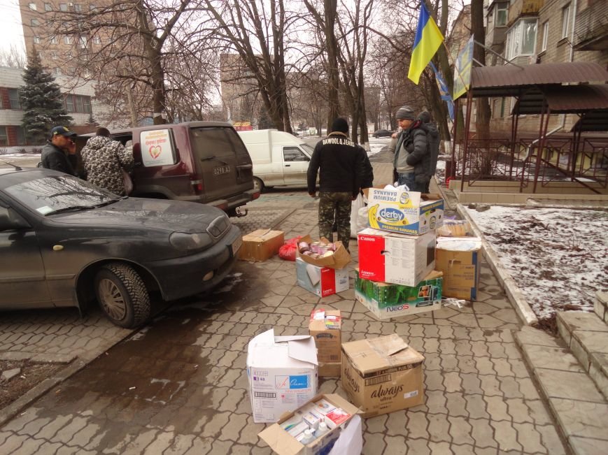 Мариуполь помогает пострадавшим в Дебальцево, где идут ожесточенные бои (ФОТОРЕПОРТАЖ) (фото) - фото 1