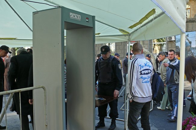 В Днень Победы николаевцев на главную площадь «прогнали» через металлоискатели (ФОТО) (фото) - фото 4