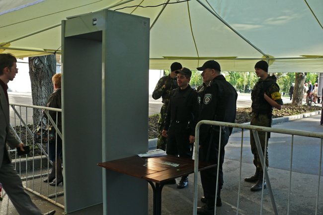 В Днень Победы николаевцев на главную площадь «прогнали» через металлоискатели (ФОТО) (фото) - фото 2
